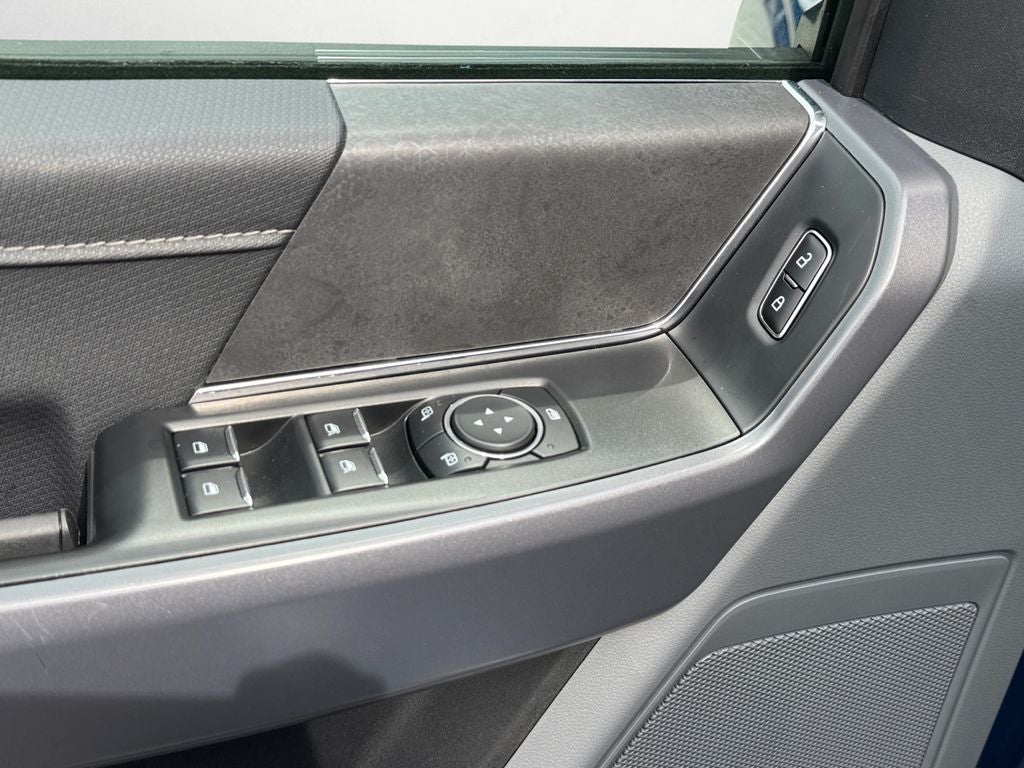 2025 Ford F-150 XLT 5.0 L V8